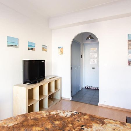 Nice Center - Bright Studio Balcony Wifi & Aircon Apartment Bagian luar foto