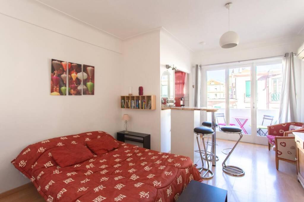 Nice Center - Bright Studio Balcony Wifi & Aircon Apartment Bagian luar foto