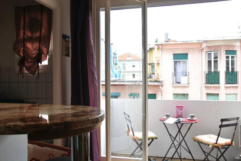 Nice Center - Bright Studio Balcony Wifi & Aircon Apartment Bagian luar foto