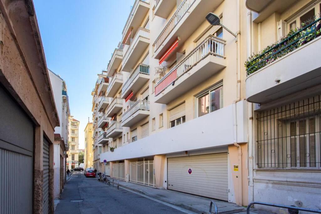 Nice Center - Bright Studio Balcony Wifi & Aircon Apartment Bagian luar foto