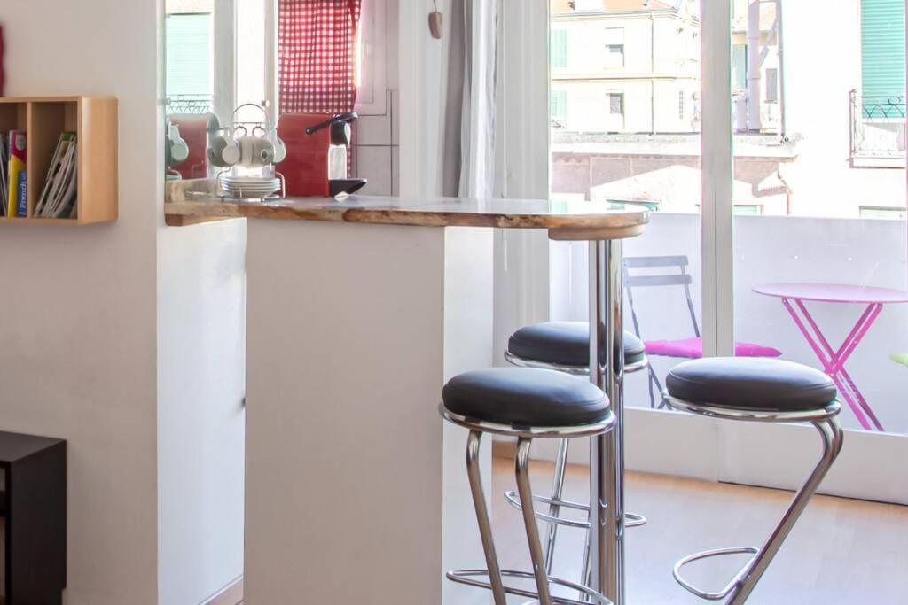 Nice Center - Bright Studio Balcony Wifi & Aircon Apartment Bagian luar foto