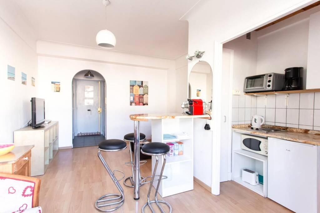 Nice Center - Bright Studio Balcony Wifi & Aircon Apartment Bagian luar foto