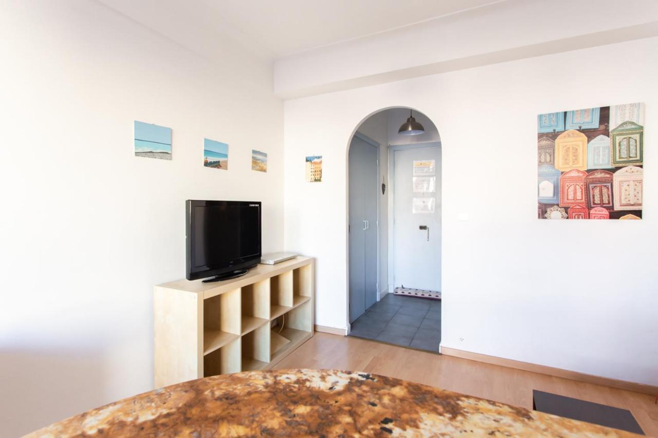 Nice Center - Bright Studio Balcony Wifi & Aircon Apartment Bagian luar foto