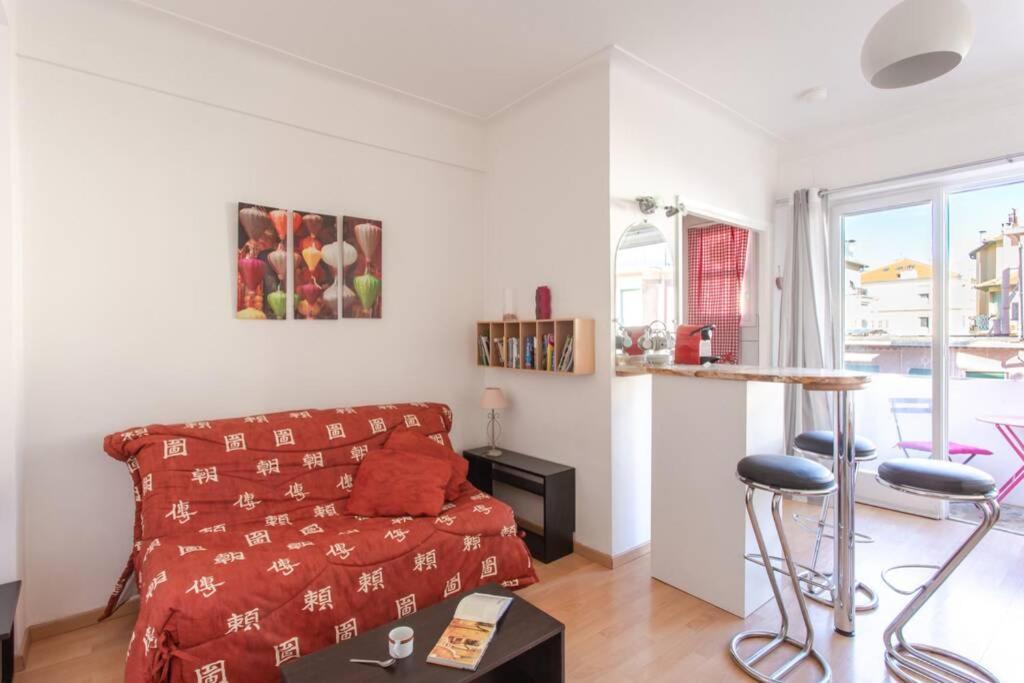 Nice Center - Bright Studio Balcony Wifi & Aircon Apartment Bagian luar foto
