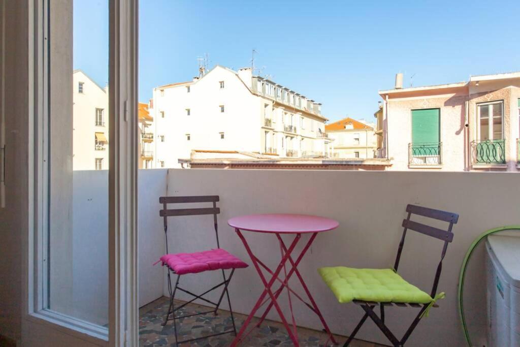 Nice Center - Bright Studio Balcony Wifi & Aircon Apartment Bagian luar foto