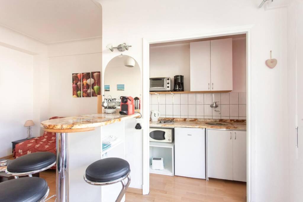 Nice Center - Bright Studio Balcony Wifi & Aircon Apartment Bagian luar foto