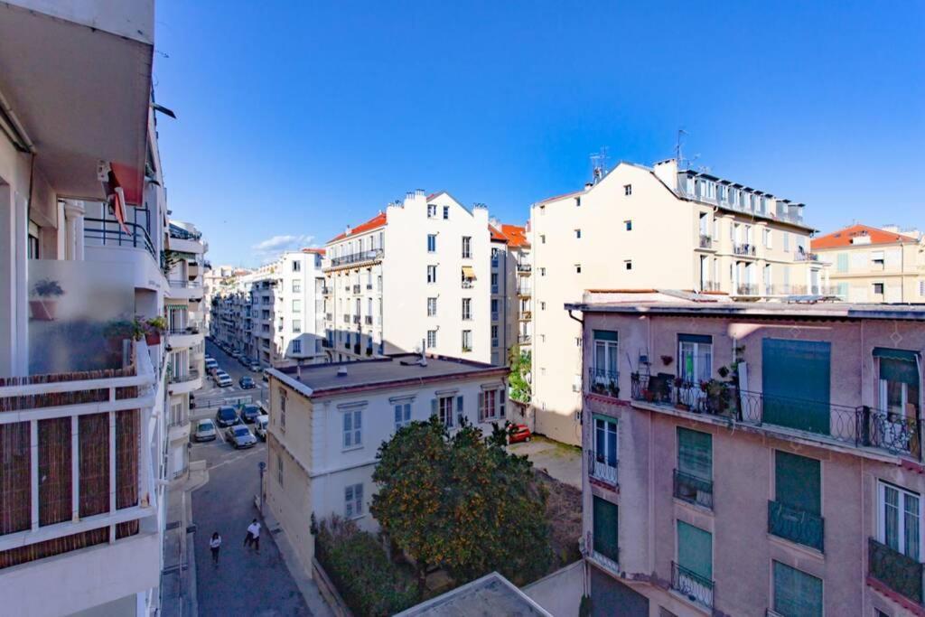 Nice Center - Bright Studio Balcony Wifi & Aircon Apartment Bagian luar foto